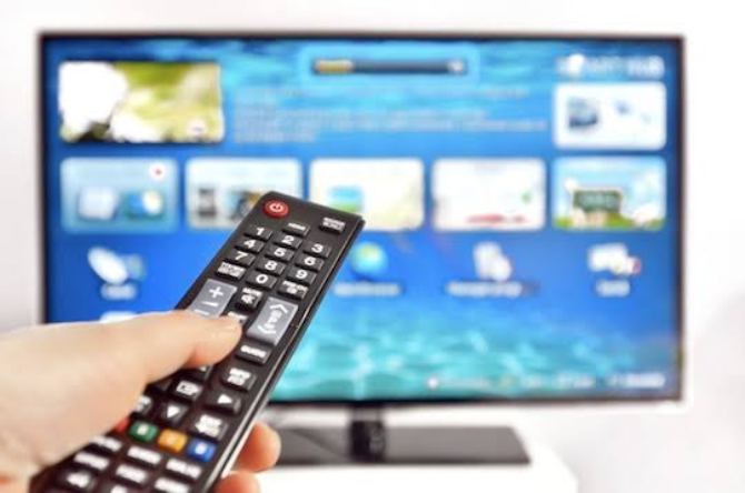 Ilustrasi menyaksikan siaran digital. Gambar dijanjikan lebih jernih.